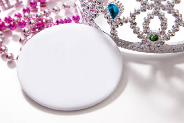 leere weiße taste mit juwel prinzessin tiara und perlen - princess crown tiara prom stock-fotos und bilder