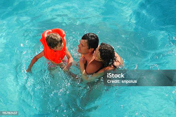 Família Feliz Com Criança Pequena Em Água - Fotografias de stock e mais imagens de Colete - Colete, Piscina, Criança