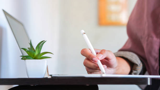 de cerca en la diseñadora independiente mujer a mano dibujo en la pantalla de la tableta digital para crear piezas de moda vestido de moda de arte en la oficina en casa, concepto de estilo de vida de trabajo milenario - graphic design studio fotografías e imágenes de stock