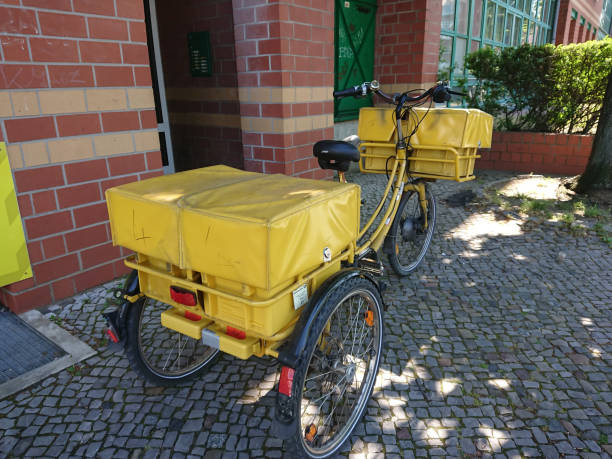 немецкий велосипед deutsche post - messenger deutsche post ag package germany стоковые фото и изображения