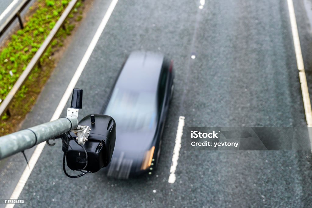 průměrná kamera monitoru provozu rychlosti nad britskou dálnicí - Bez autorských poplatků Zrychlení Stock fotka průměrná kamera monitoru provozu rychlosti nad britskou dálnicí - Bez autorských poplatků Zrychlení Stock fotka