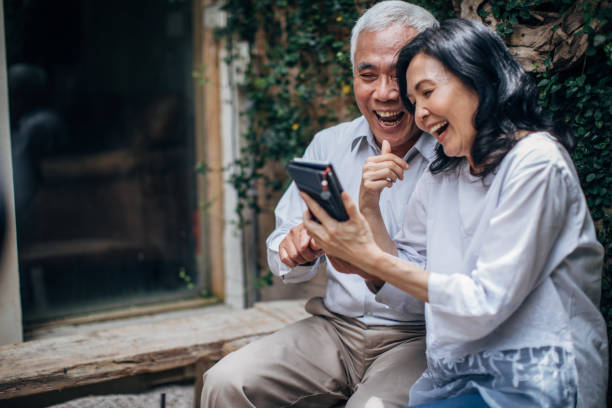 istock Senior couple using social media 1157831318