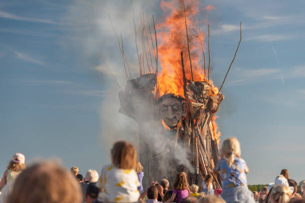 celebração do midsummer em dinamarca - hans christian andersen danish culture denmark copenhagen - fotografias e filmes do acervo