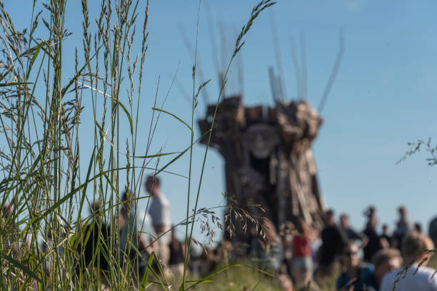 vista de uma fogueira defocused de sct hans antes que esteja iluminada (dinamarca) - hans christian andersen danish culture denmark copenhagen - fotografias e filmes do acervo