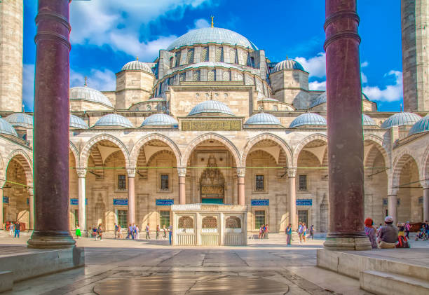 la mezquita de suleymaniye la mezquita de s'leymaniye es una mezquita imperial otomana situada en la tercera colina de estambul, turquía. - palacio de topkapi fotografías e imágenes de stock