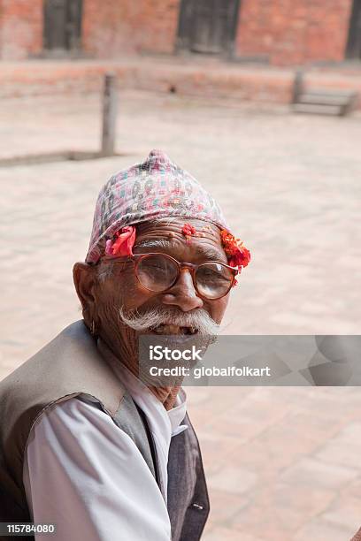 Счастливый Традиционные Newari Человек Непал — стоковые фотографии и другие картинки 80-89 лет - 80-89 лет, Patan Durbar Square, Вертикальный