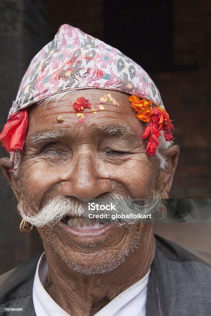 Vieux homme avec chapeau traditionnelle népalaise - Photo de Moustache en guidon de vélo libre de droits