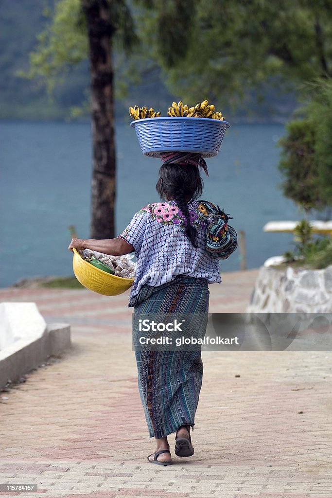 Mayan femme avec fruits, Lac Atitlan Guatemala - Photo de Guatemala libre de droits