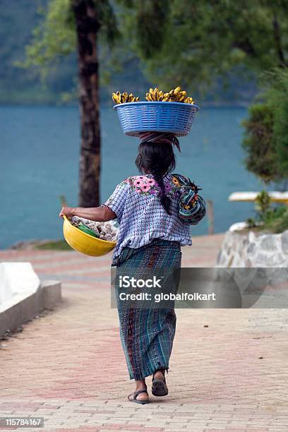 Photo libre de droit de Mayan Femme Avec Fruits Lac Atitlan Guatemala banque d'images et plus d'images libres de droit de Guatemala - Guatemala, Personne humaine, Banane - Fruit exotique