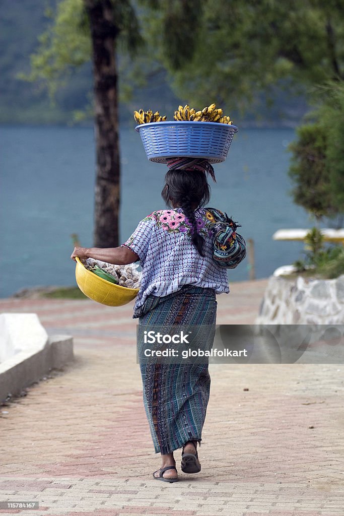 マヤの女性、フルーツ、アティトラン湖グアテマラ - グアテマラのロイヤリティフリーストックフォト