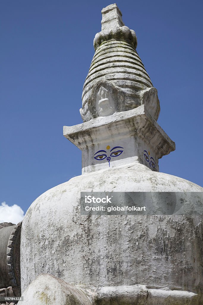 Buddhistische Stupa vor blauem Himmel - Lizenzfrei Antiker Gegenstand Stock-Foto