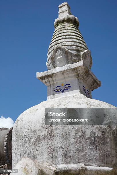 Estupa Budistas Contra El Cielo Azul Foto de stock y más banco de imágenes de Antigüedades - Antigüedades, Buda, Budismo