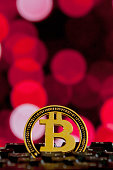bitcoin-w%C3%A4hrung-auf-tastatur-computer-auf-bokee-hintergrund-virtuelles-kryptow%C3%A4hrungskonzept.jpg?b=1&s=170x170&k=20&c=eisH91EwzZjhKa0MthZ05EUXbjkASfNNrDLhGAfD6R8=