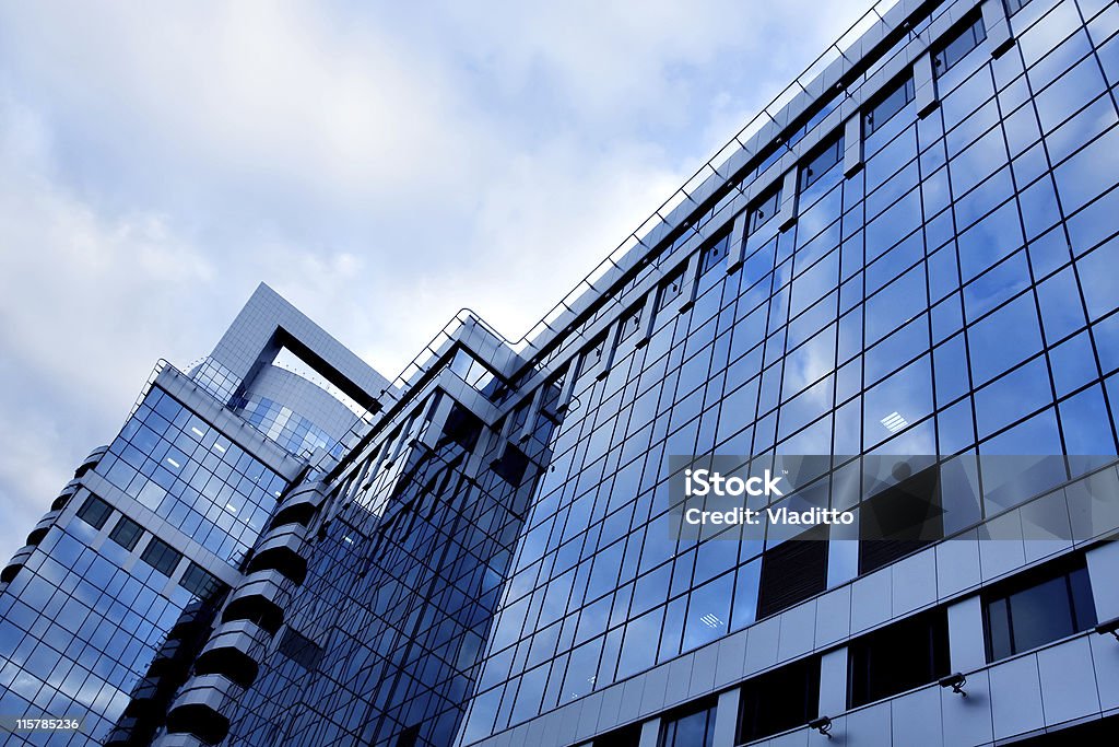 Reflejo de pared de vidrio en el centro de negocios - Foto de stock de Actividades bancarias libre de derechos
