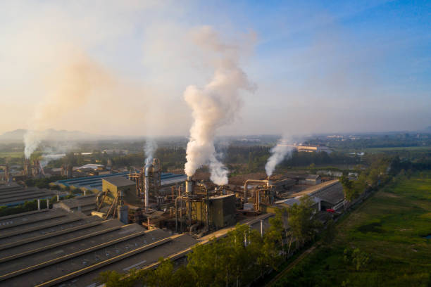 vista aérea. plantas industriais com chaminés da poluição, poluição do ar das plantas industriais - pollution smoke stack air pollution smoke - fotografias e filmes do acervo