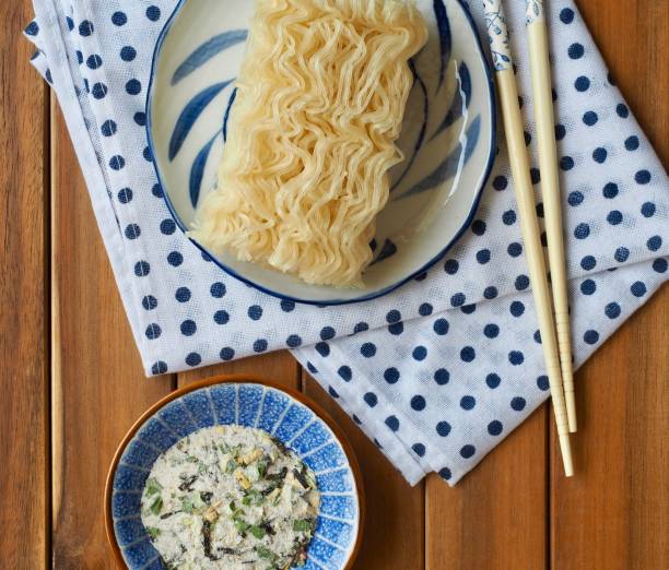 азиатская пищевая рисовая лапша и овощи - rice noodles kimchi noodles korean cuisine стоковые фото и изображения