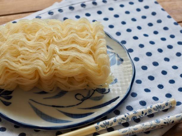 азиатская пищевая рисовая лапша и овощи - rice noodles kimchi noodles korean cuisine стоковые фото и изображения