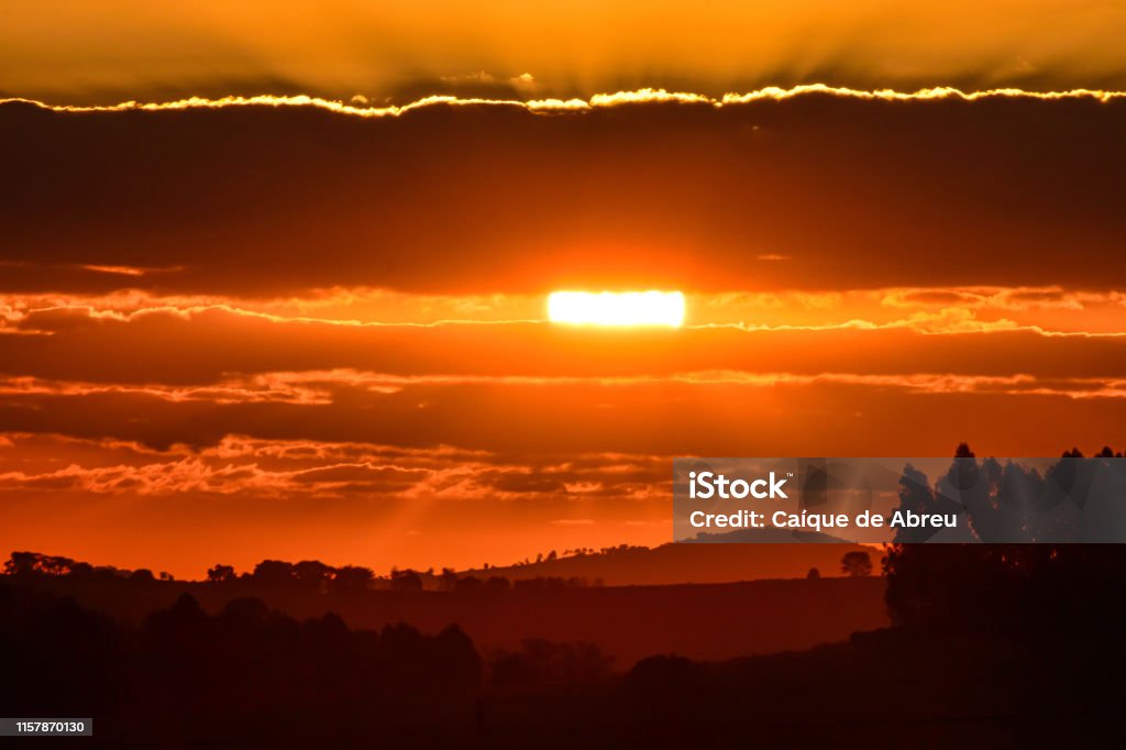 Coucher du soleil d'or dans un beau grand nuage, dans Minas Gerais - Photo de Arbre libre de droits