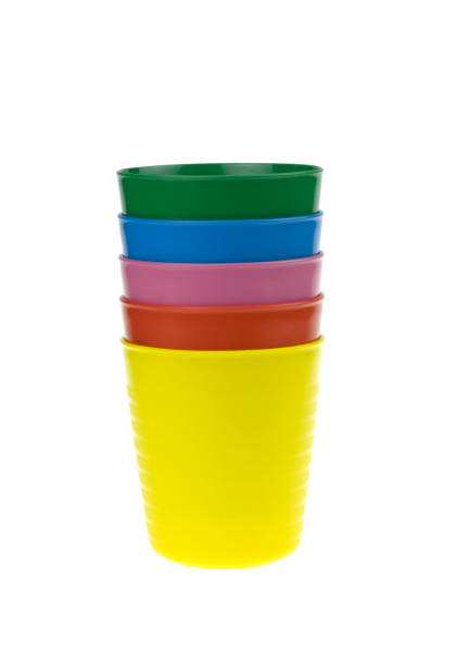 pila di vetro di plastica colorata isolata su sfondo bianco - disposable cup cup stack blue foto e immagini stock