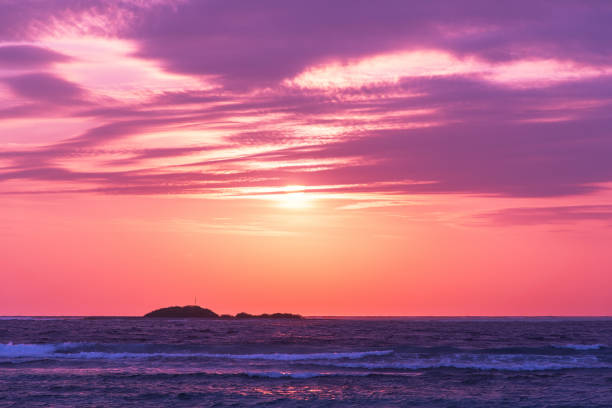 céu e mar bonitos do nascer do sol - nian - fotografias e filmes do acervo