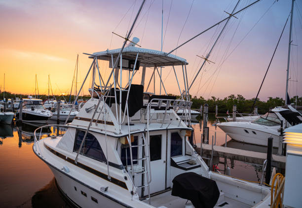 日没時のマリーナマイアミフロリダ - nautical vessel moored yacht harbor ストックフォトと画像