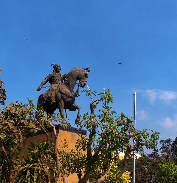 statue of indian warrior king known as chhatrapati shivaji maharaj. - maratha imagens e fotografias de stock