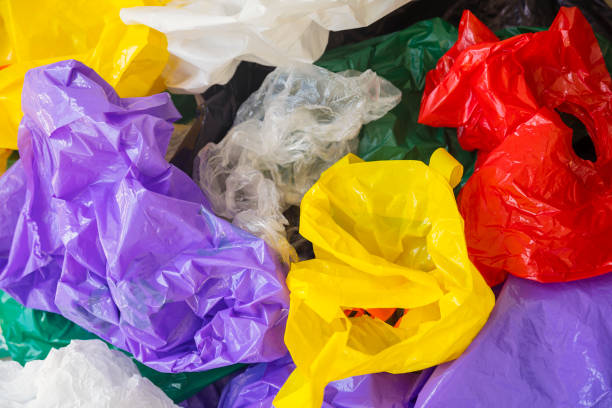 fond de sacs en plastique, danger environnemental - sac en plastique photos et images de collection