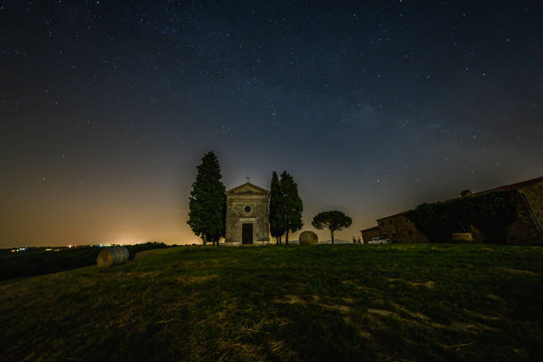 istock Milky way in Tuscan 1157898182