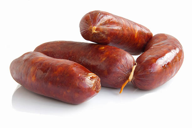 свежие сосиска изолирован на белом - chorizo стоковые фото и изображения