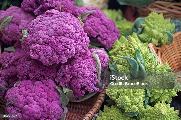 Фиолетовый И Цветная Капуста Романеско — стоковые фотографии и другие картинки Фиолетовый - Фиолетовый, Овощ, Цветная капуста