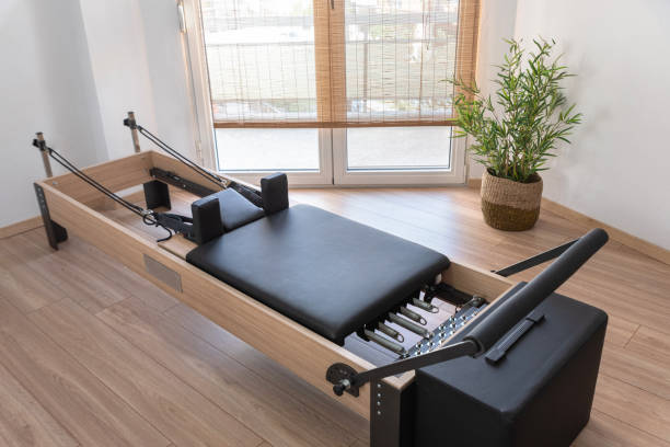 Salle de studio de Pilates avec lits de réformateur - Photo