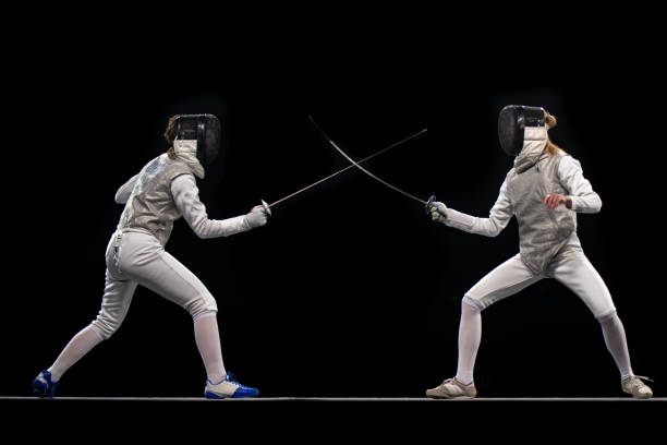 athlètes d'escrimeur concourant pendant les jeux olympiques - fencing sport athlete sword photos et images de collection