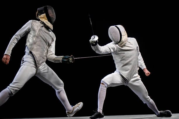 athlètes d'escrimeur concourant pendant les jeux olympiques - fencing sport athlete sword photos et images de collection
