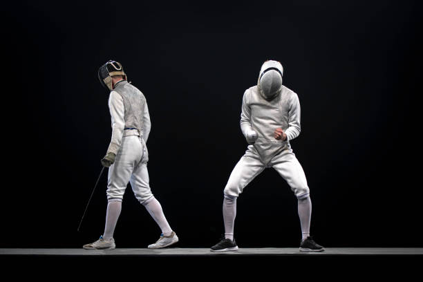 athlètes d'escrimeur célébrant la victoire pendant les jeux olympiques - fencing sport athlete sword photos et images de collection