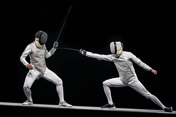 athlètes d'escrimeur concourant pendant les jeux olympiques - fencing sport athlete sword photos et images de collection