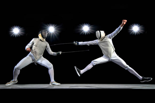 athlètes d'escrimeur concourant pendant les jeux olympiques - fencing sport athlete sword photos et images de collection