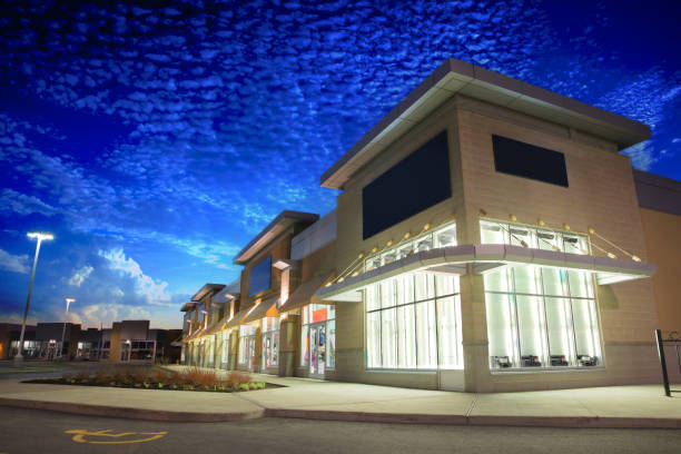 extérieurs de bâtiment de magasin au lever de soleil - strip mall photos et images de collection