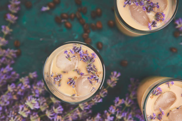 bebida de verano helada con lavanda en vidrio - drink on top of ice food fotografías e imágenes de stock