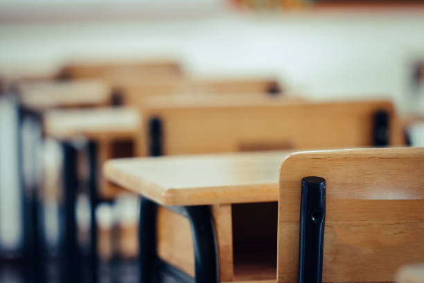 학교 개념으로 돌아갑니다. 학교 빈 교실, 책상과 의자가있는 강의실 철제 나무 는 어린 학생없이 고등학교 태국에서 수업을 공부하고 중등 교육의 내부 - 0명 뉴스 사진 이미지