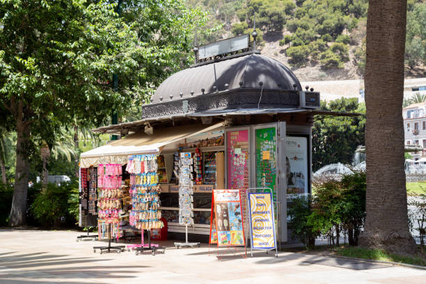 pequeño quiosco en málaga - kiosk editorial traditional culture famous place fotografías e imágenes de stock