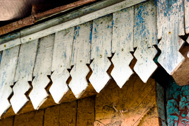 decorações de madeira cinzeladas na casa velha - izba - fotografias e filmes do acervo