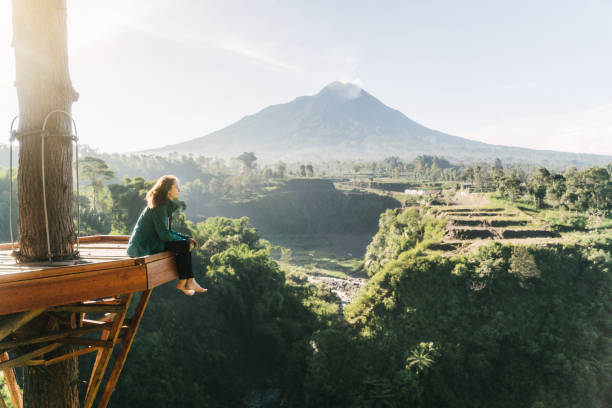 자바의 케둥 가양 폭포와 메라피 ��산을 바라보는 여성 - mt merapi 뉴스 사진 이미지