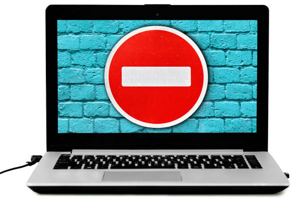 화면에 도로 표지판과 파란색 벽돌 벽이있는 노트북 - forbidden exclusion metal closed 뉴스 사진 이미지