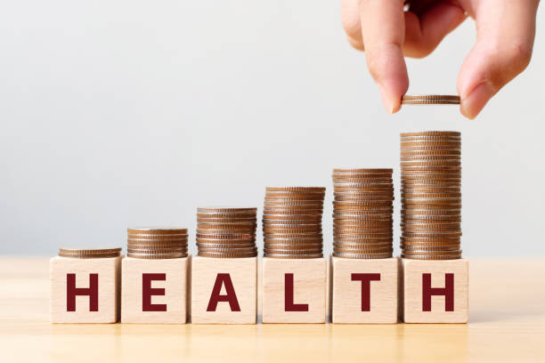 단계 성장 성장과 단어 건강 나무 큐브 블록으로 스택 계단에 동전을 넣어 손. 투자 건강 및 보험 펀드 개념 - 상업 활동 뉴스 사진 이미지