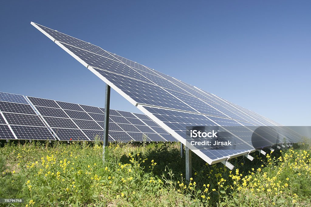 Central eléctrica Solar - Foto de stock de Aire libre libre de derechos