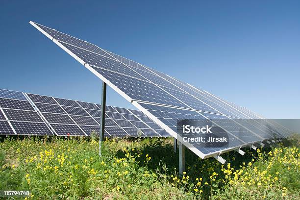 Central Eléctrica Solar Foto de stock y más banco de imágenes de Aire libre - Aire libre, Azul, Central eléctrica solar