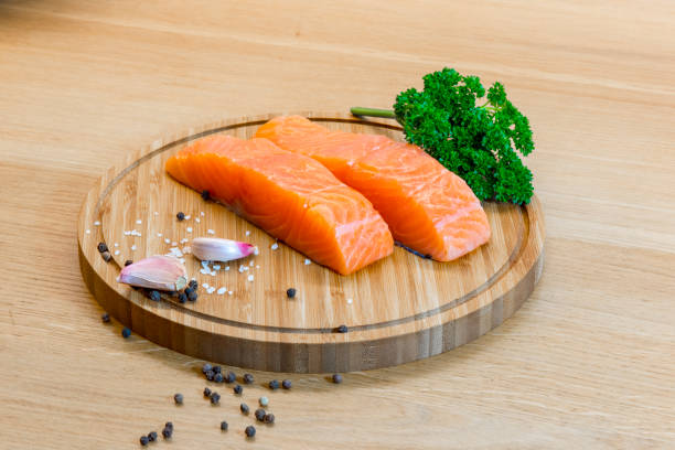 rohen lachs-steak - vitamin d salmon fillet raw stock-fotos und bilder