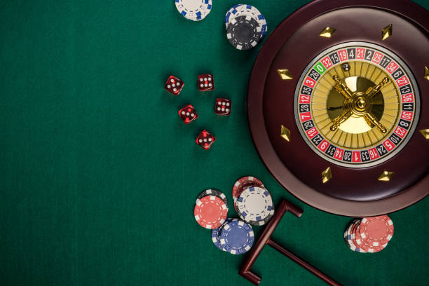 カジノルーレットの背景、コピースペース付きトップビュー - roulette roulette wheel gambling roulette table ストックフォトと画像