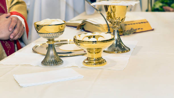 ceremonia religiosa católica de la eucaristía - enfoque selectivo - communion altar last supper wedding fotografías e imágenes de stock