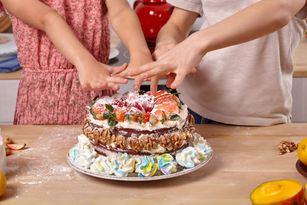 los pequeños amigos están haciendo un pastel juntos en una cocina. - beauty beautiful braids dairy product fotografías e imágenes de stock